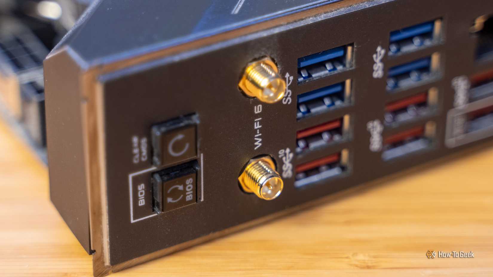 La E/S del panel posterior de una placa base que muestra los puertos USB y los conectores de antena Wi-Fi.