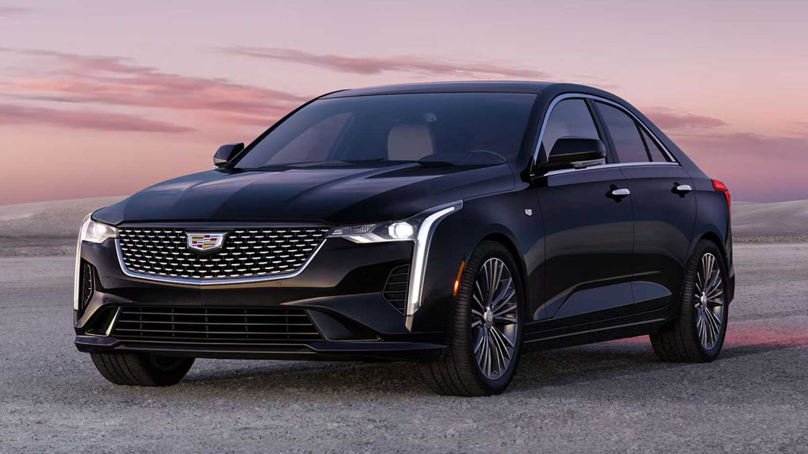 Toma estática frontal de 3/4 de un Cadillac CT4 2026 negro.